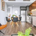Above Brisbane King Suite With Rooftop Pool Deck