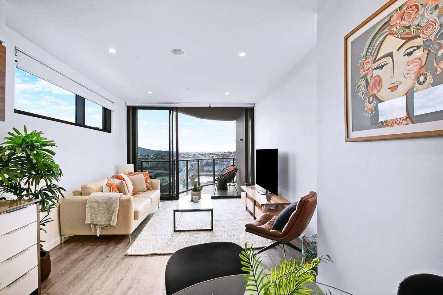 Above King With Rooftop Pool Deck Apartment