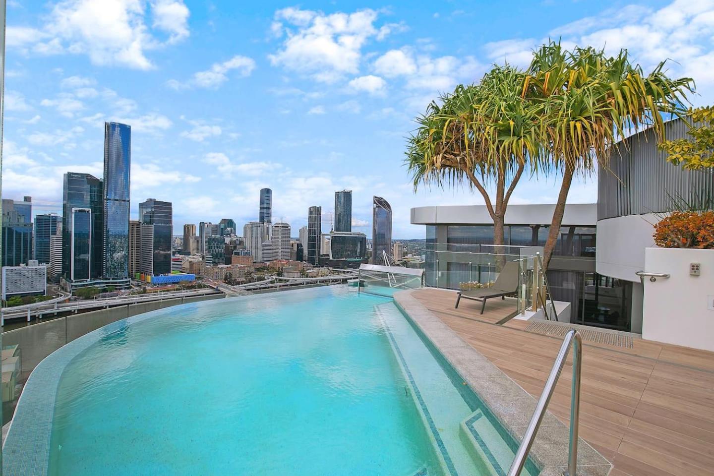 Above King With Rooftop Pool Deck Brisbane